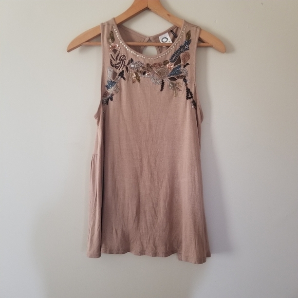 Anthropologie Akemi + Kin Sleeveless Keyhole Sequins & Embroidered Blouse Size S - Picture 9 of 10